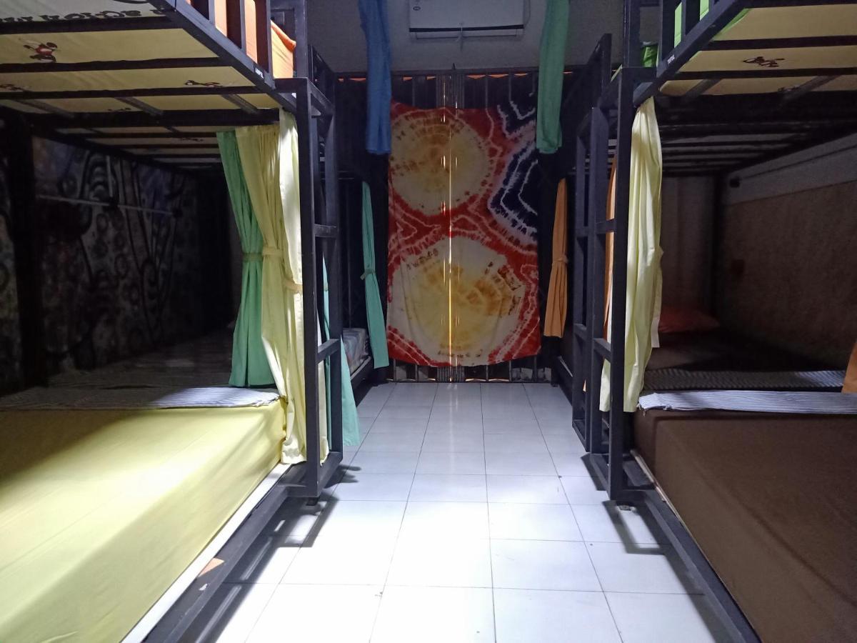 Deoplet Homestay & Gallery Джокякарта Екстериор снимка